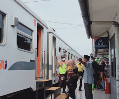 Krenceng Station, 通勤站 | We provide Indonesia infrastructure map on various property sectors and data. Access property listings, infrastructure developments, news, and valuable transaction data for informed decisions.