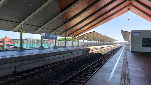Adi Soemarmo Airport Station, 机场火车站 | We provide Indonesia infrastructure map on various property sectors and data. Access property listings, infrastructure developments, news, and valuable transaction data for informed decisions.