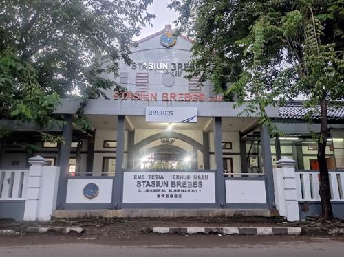 Brebes Station, 城际站 | We provide Indonesia infrastructure map on various property sectors and data. Access property listings, infrastructure developments, news, and valuable transaction data for informed decisions.
