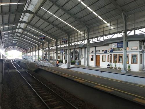 Brebes Station, 城际站 | We provide Indonesia infrastructure map on various property sectors and data. Access property listings, infrastructure developments, news, and valuable transaction data for informed decisions.