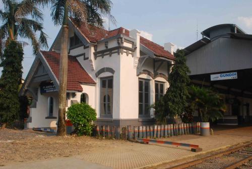 Gundih Station, 城际站 | We provide Indonesia infrastructure map on various property sectors and data. Access property listings, infrastructure developments, news, and valuable transaction data for informed decisions.