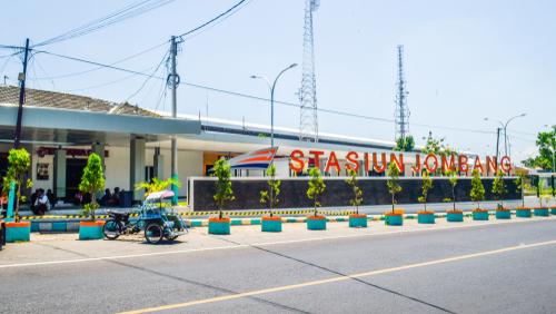 Jombang Station, 城际站 | We provide Indonesia infrastructure map on various property sectors and data. Access property listings, infrastructure developments, news, and valuable transaction data for informed decisions.