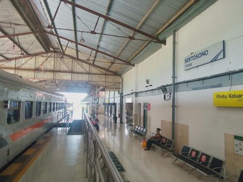 Kertosono Station, 城际站 | We provide Indonesia infrastructure map on various property sectors and data. Access property listings, infrastructure developments, news, and valuable transaction data for informed decisions.