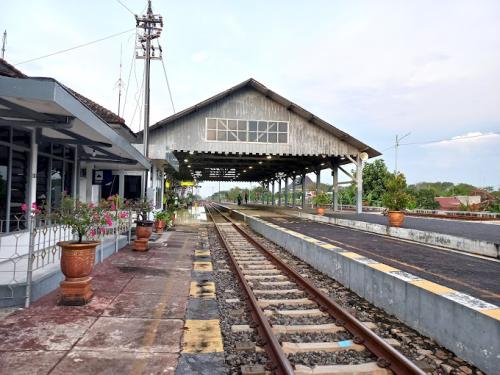 Nganjuk Station, 城际站 | We provide Indonesia infrastructure map on various property sectors and data. Access property listings, infrastructure developments, news, and valuable transaction data for informed decisions.