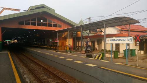 Surabaya Pasarturi Station, 城际站 | We provide Indonesia infrastructure map on various property sectors and data. Access property listings, infrastructure developments, news, and valuable transaction data for informed decisions.