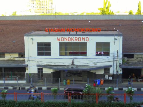 Wonokromo Station, 城际站 | We provide Indonesia infrastructure map on various property sectors and data. Access property listings, infrastructure developments, news, and valuable transaction data for informed decisions.
