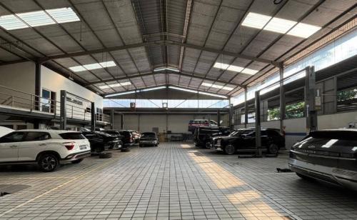 Hyundai Kalimalang, Automotive Dealership | We provide Indonesia infrastructure map on various property sectors and data. Access property listings, infrastructure developments, news, and valuable transaction data for informed decisions.