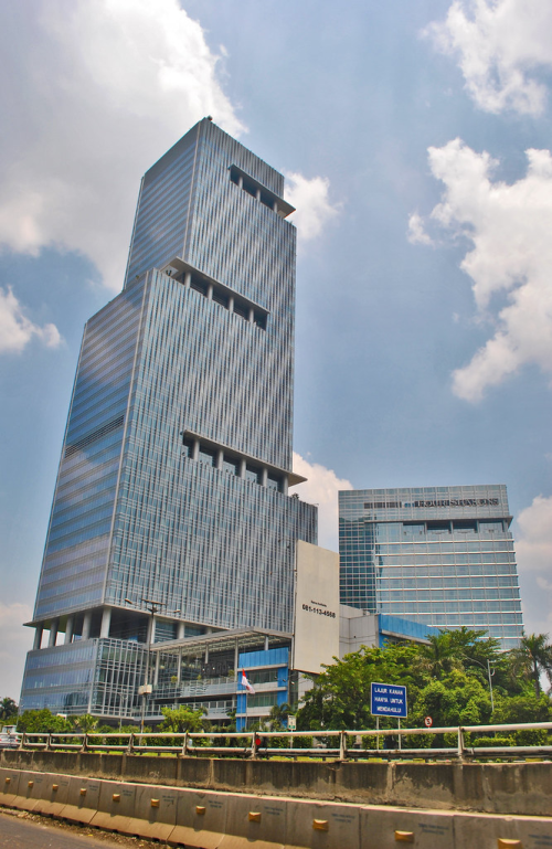Capital Place beralamat di Gatot Subroto, Jakarta Selatan. Gedung ini memiliki tinggi 215,1 meter, terdiri dari 48 lantai dengan total luas bangunan 90.511 mete...