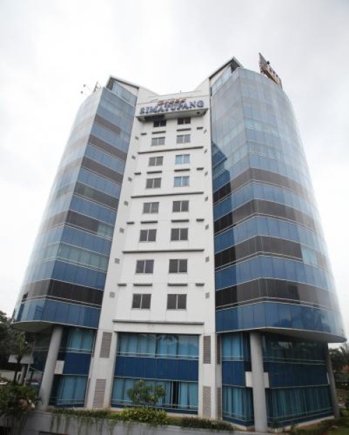 Graha Simatupang terletak di Jl. TB. Simatupang, Pasar Minggu, Jakarta Selatan. Gedung ini terdiri atas 38 lantai dengan total luas bangunan mencapai sekitar  3...