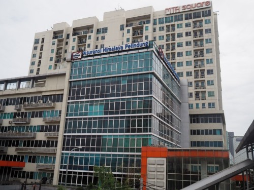 MT Haryono Square atau MTH Square terletak di kawasan Jatinegara, Jakarta Timur. MTH Square terdiri dari 260 unit apartemen, 43 unit shopping arcade bernama Cit...
