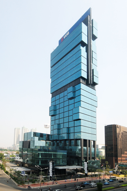 UOB Plaza berlokasi di Jalan Thamrin, Jakarta Pusat. Gedung ini terdiri dari 46 lantai dengan total luas bangunan 41.373 meter persegi. UOB Plaza memiliki desai...