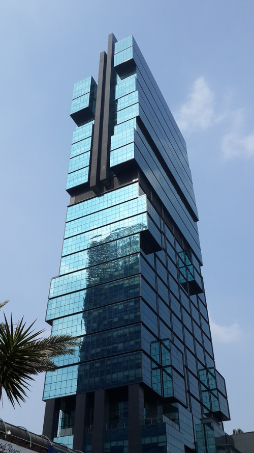 UOB Plaza berlokasi di Jalan Thamrin, Jakarta Pusat. Gedung ini terdiri dari 46 lantai dengan total luas bangunan 41.373 meter persegi. UOB Plaza memiliki desai...