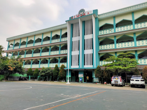 Almaka Islamic Junior High School Kalideres, 私立学校 | We provide Indonesia infrastructure map on various property sectors and data. Access property listings, infrastructure developments, news, and valuable transaction data for informed decisions.