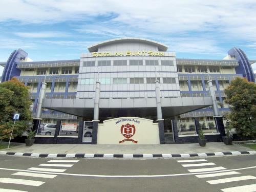 Bukit Sion Senior High School, 私立学校 | We provide Indonesia infrastructure map on various property sectors and data. Access property listings, infrastructure developments, news, and valuable transaction data for informed decisions.