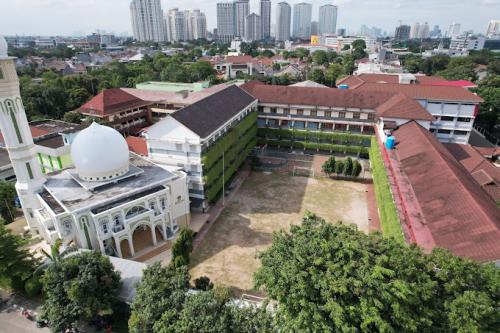 Labschool Senior High School Kebayoran, 私立学校 | We provide Indonesia infrastructure map on various property sectors and data. Access property listings, infrastructure developments, news, and valuable transaction data for informed decisions.