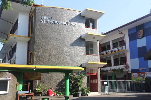Santo Andreas Junior High School, 私立学校 | We provide Indonesia infrastructure map on various property sectors and data. Access property listings, infrastructure developments, news, and valuable transaction data for informed decisions.