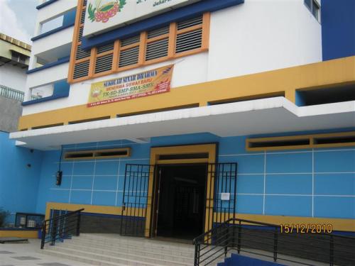Sinar Dharma Junior High School, 私立学校 | We provide Indonesia infrastructure map on various property sectors and data. Access property listings, infrastructure developments, news, and valuable transaction data for informed decisions.
