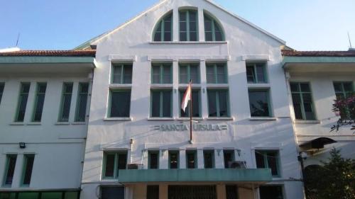 Santa Ursula Junior High School, 私立学校 | We provide Indonesia infrastructure map on various property sectors and data. Access property listings, infrastructure developments, news, and valuable transaction data for informed decisions.