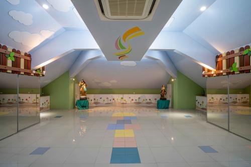 Santa Ursula Kindergarten, 私立学校 | We provide Indonesia infrastructure map on various property sectors and data. Access property listings, infrastructure developments, news, and valuable transaction data for informed decisions.