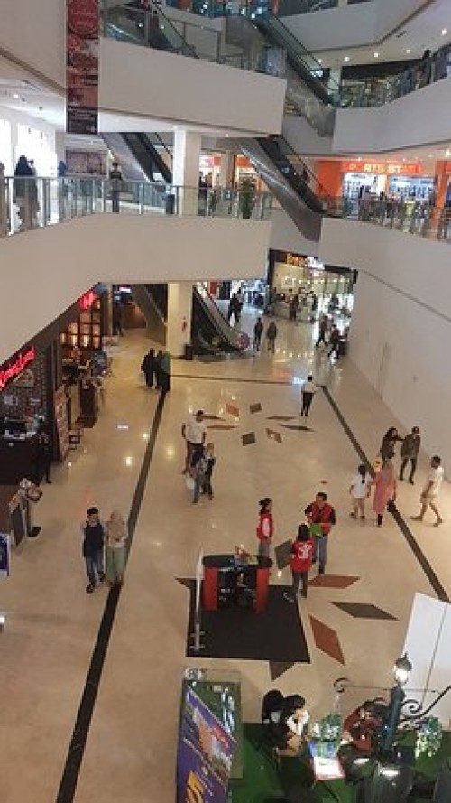 Cipinang Indah Mall (CIM) adalah sebuah pusat perbelanjaan yang terintegrasi dengan fungsi perkantoran. Terletak di kawasan Superblok Cipinang Indah yang berlok...