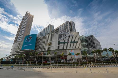 Green Sedayu Mall, 零售租赁 | We provide Indonesia infrastructure map on various property sectors and data. Access property listings, infrastructure developments, news, and valuable transaction data for informed decisions.