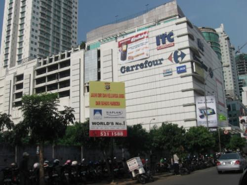 ITC Kuningan merupakan pusat perbelanjaan yang terletak di Jalan Professor Doktor Satrio, Kecamatan Setiabudi, Jakarta Selatan. Pusat perbelanjaan ini selesai d...
