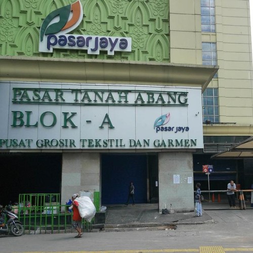 Pasar Glodok merupakan pasar yang menjadi ikon eksotis di kawasan Pecinan Jakarta. Kawasan ini terkenal dengan pusat elektronik, pasar jalanan, dan kuil-kuil Bu...