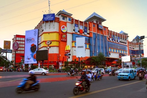 Pusat Grosir Cililitan atau lebih dikenal (PGC) ini berlokasi di Jl. mayjen Sutoyo No. 76 Cililtan, Kramat Jati Jakarta Timur. Mulai dibangun tahun 2002 dan sel...