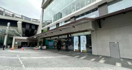 Plaza Semanggi merupakan pusat perbelanjaan yang terletak di Simpang Susun Semanggi, Jalan Jendral Sudirman, Jakarta Selatan. Pusat perbelanjaan yang dibangun o...