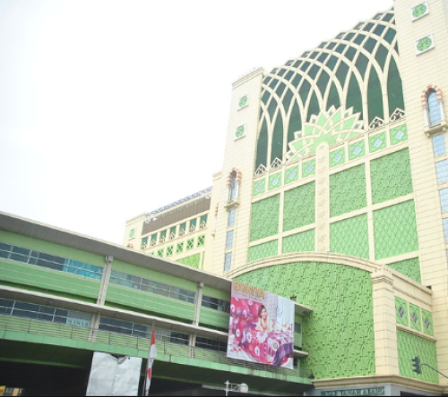 Pasar Tanah Abang Blok B adalah Pusat grosir terbesar se-Asia Tenggara. Berada di Jalan K.H Fachrudin, Kelurahan Kampung Bali, Kecamatan Tanah Abang, Jakarta Pu...