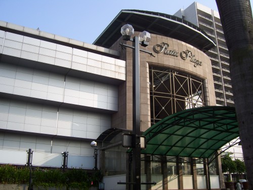 Ratu Plaza merupakan pusat perbelanjaan yang terletak di Jalan Jenderal Sudirman Kav. 9, Kecamatan Tanah Abang, Jakarta Pusat. Pusat perbelanjaan ini diresmikan...