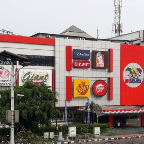 Slipi Jaya Plaza  atau yang biasa dikenal sebagai Slipi Jaya atau Slipi Plaza merupakan pusat perbelanjaan yang berlokasi di Jalan Letjen S. Parman, Palmerah, J...