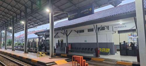 Haurgeulis Station, 城际站 | We provide Indonesia infrastructure map on various property sectors and data. Access property listings, infrastructure developments, news, and valuable transaction data for informed decisions.