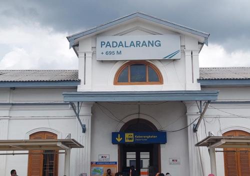 Padalarang Station, 城际站 | We provide Indonesia infrastructure map on various property sectors and data. Access property listings, infrastructure developments, news, and valuable transaction data for informed decisions.