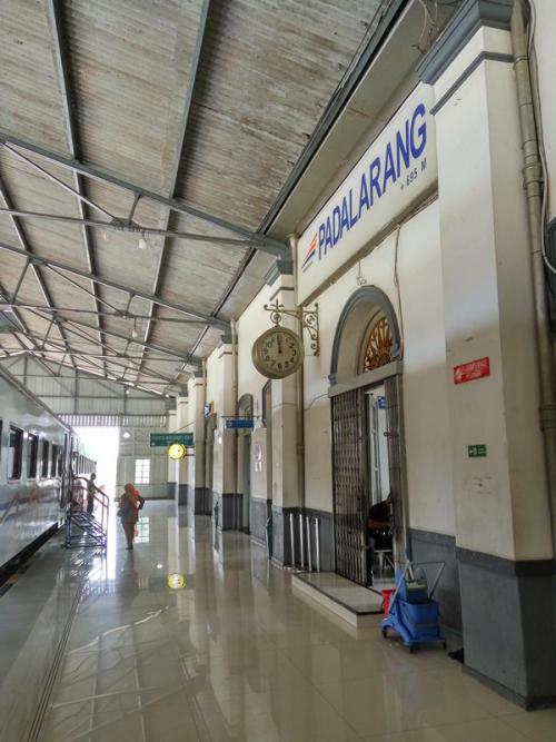 Padalarang Station, 城际站 | We provide Indonesia infrastructure map on various property sectors and data. Access property listings, infrastructure developments, news, and valuable transaction data for informed decisions.