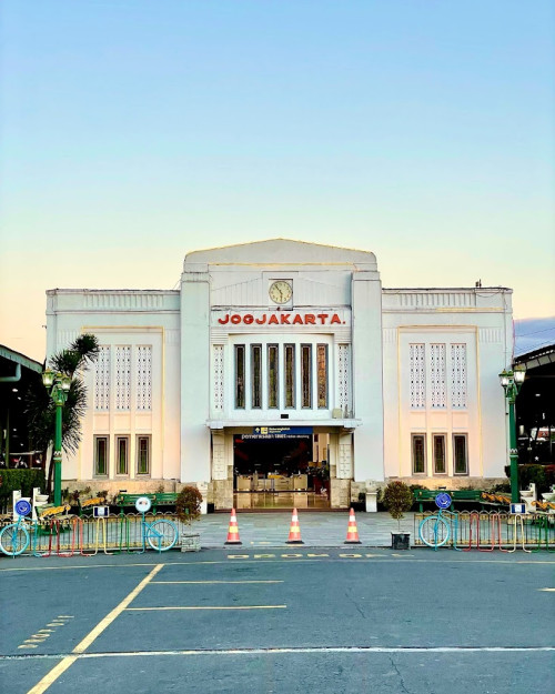 Yogyakarta Station, 机场火车站 | We provide Indonesia infrastructure map on various property sectors and data. Access property listings, infrastructure developments, news, and valuable transaction data for informed decisions.